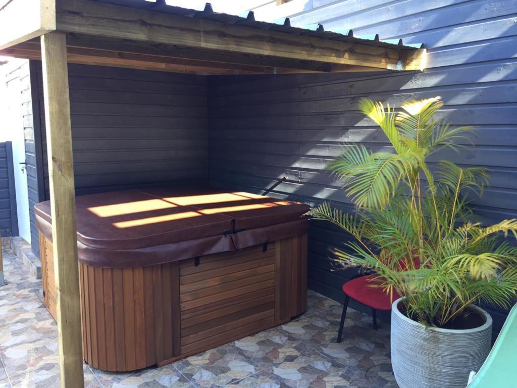 Nicole Residence Avec Piscine Chauffee & Jacuzzi Saint-André Exteriér fotografie